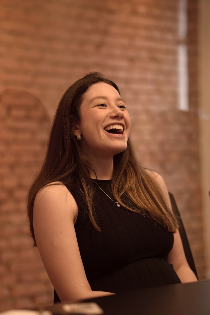 Participante sorrindo durante um encontro do Café com Estratégia